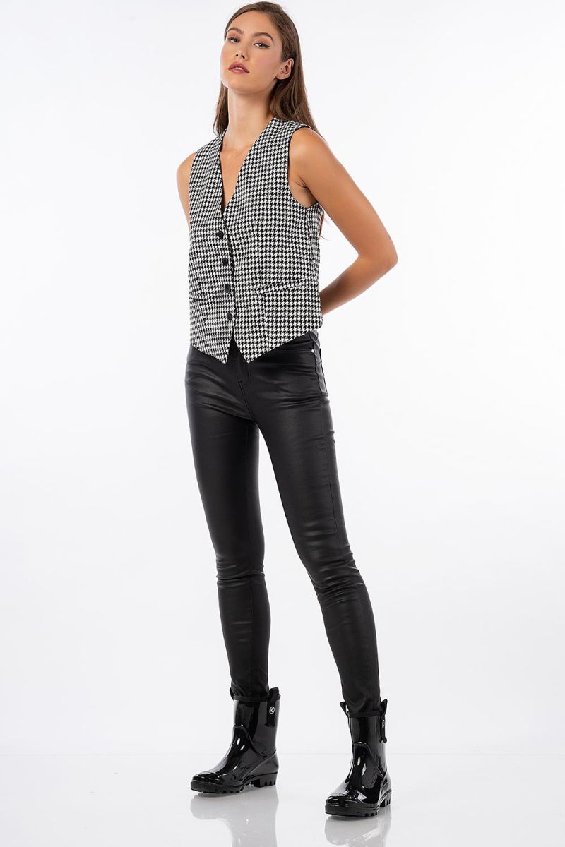 Φωτογραφία από Office look με καρό γιλέκο και skinny παντελόνι 